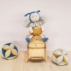 Balle Sensorielle Avec Hochet Bleu-Rayé 15cm Coton Bio Doudou Et Compagnie® - Doudou Bio Français -Doudou Bio Promos Boutique balle sensorielle avec hochet bleu raye 15cm coton bio doudou et compagnie doudou bio francais 2