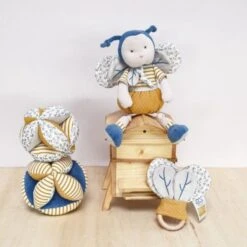 Balle Sensorielle Avec Hochet Bleu-Rayé 15cm Coton Bio Doudou Et Compagnie® - Doudou Bio Français -Doudou Bio Promos Boutique balle sensorielle avec hochet bleu raye 15cm coton bio doudou et compagnie doudou bio francais 3