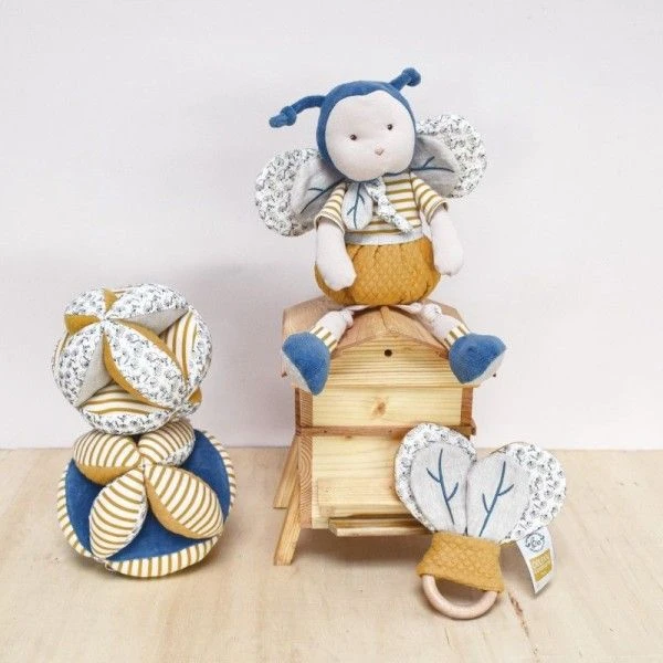 Balle Sensorielle Avec Hochet Fleuri-Ocre 15cm Coton Bio Doudou Et Compagnie® - Doudou Bio Français 5 Balle Sensorielle Avec Hochet Fleuri-Ocre 15cm Coton Bio Doudou Et Compagnie® - Doudou Bio Français – Image 5