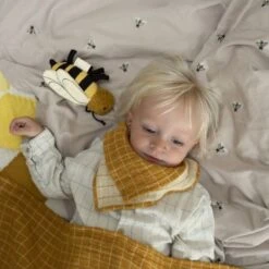 Doudou Hochet Fabelab® Abeille 17 Cm Coton Bio GOTS Fabelab® - Hochets Bio Scandinave -Doudou Bio Promos Boutique doudou hochet fabelab abeille 17 cm coton bio gots fabelab hochets bio scandinave 2