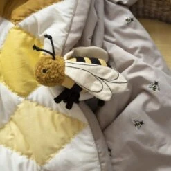 Doudou Hochet Fabelab® Abeille 17 Cm Coton Bio GOTS Fabelab® - Hochets Bio Scandinave -Doudou Bio Promos Boutique doudou hochet fabelab abeille 17 cm coton bio gots fabelab hochets bio scandinave 4