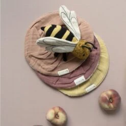 Doudou Hochet Fabelab® Abeille 17 Cm Coton Bio GOTS Fabelab® - Hochets Bio Scandinave -Doudou Bio Promos Boutique doudou hochet fabelab abeille 17 cm coton bio gots fabelab hochets bio scandinave 5