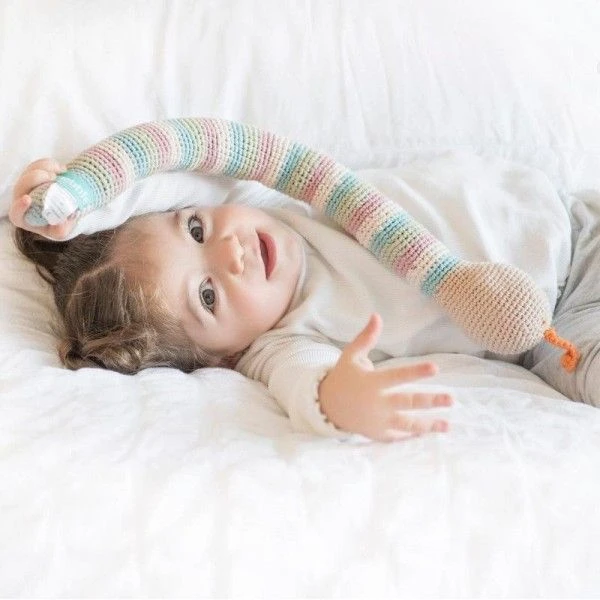 Doudou Hochet Serpent Kaki 47cm Pebble® Maille Crochet Coton Bio - Doudou Bébé Bio 4 Doudou Hochet Serpent Kaki 47cm Pebble® Maille Crochet Coton Bio - Doudou Bébé Bio – Image 4