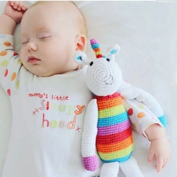 Doudou Licorne Rainbow 37cm Pebble® Maille Crochet Coton Bio - Doudou Bébé Bio 4 Doudou Licorne Rainbow 37cm Pebble® Maille Crochet Coton Bio - Doudou Bébé Bio – Image 4