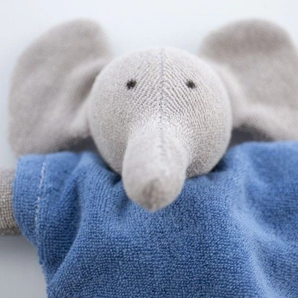 Doudou Peluche Eléphant Bleu 23cm Nanchen Natur® Coton & Laine Bio- Jouet Bio 4 Doudou Peluche Eléphant Bleu 23cm Nanchen Natur® Coton & Laine Bio- Jouet Bio – Image 4