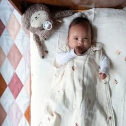 Doudou Peluche Fabbies Paresseux Gris Terre Fabelab® Coton Bio GOTS - Doudou Bio Scandinave -Doudou Bio Promos Boutique doudou peluche fabbies paresseux gris terre fabelab coton bio gots doudou bio scandinave 2