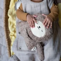 Doudou Peluche Fabbies Paresseux Gris Terre Fabelab® Coton Bio GOTS - Doudou Bio Scandinave -Doudou Bio Promos Boutique doudou peluche fabbies paresseux gris terre fabelab coton bio gots doudou bio scandinave 3