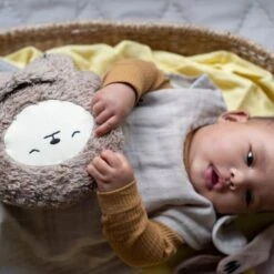 Doudou Peluche Fabbies Paresseux Gris Terre Fabelab® Coton Bio GOTS - Doudou Bio Scandinave -Doudou Bio Promos Boutique doudou peluche fabbies paresseux gris terre fabelab coton bio gots doudou bio scandinave 4