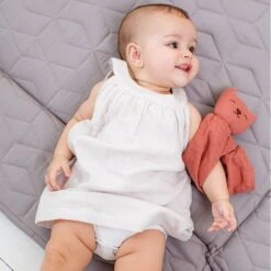 Doudou Plat Bébé Hoppa® Chat Mila Mousseline Rose Cerise 24cm Coton Bio GOTS - Doudou Bébé -Doudou Bio Promos Boutique doudou plat bebe hoppa chat mila mousseline rose cerise 24cm coton bio gots doudou bebe 2