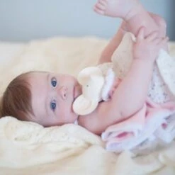 Doudou Plat Caoutchouc Naturel & Coton Meiya La Souris Meiya & Alvin® - Jouet Bio -Doudou Bio Promos Boutique doudou plat caoutchouc naturel coton meiya la souris meiya alvin jouet bio 2