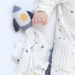 Doudou Plat Carré Lange Mousseline De Coton Bio Fusée Albetta® 35cm - Doudou Lange -Doudou Bio Promos Boutique doudou plat carre lange mousseline de coton bio fusee albetta doudou lange 2