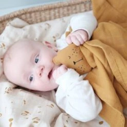 Doudou Plat Carré Ours Paresseux Ocre 34cm Fabelab® Coton Bio GOTS- Doudou Bio Scandinave -Doudou Bio Promos Boutique doudou plat carre ours paresseux ocre 34cm fabelab coton bio gots doudou bio scandinave 2