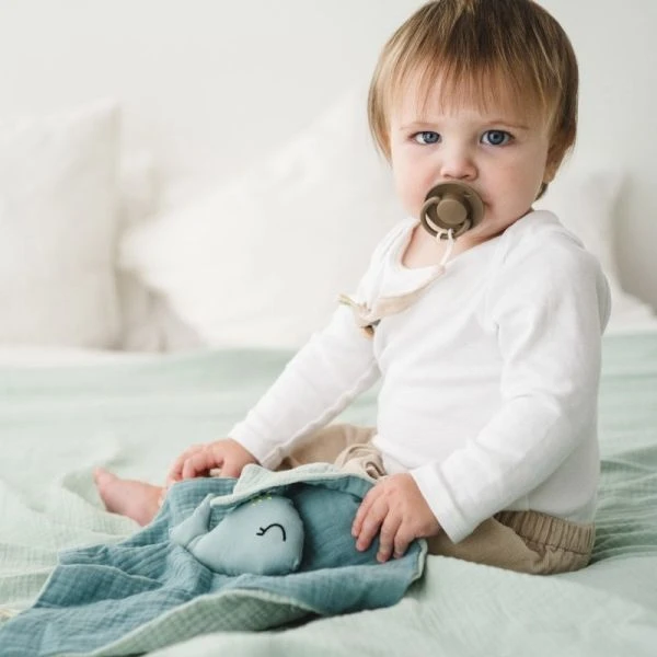 Doudou Plat Lange Coton Bio Baleine APunt Barcelona® 30cm- Doudou Bébé Bio 4 Doudou Plat Lange Coton Bio Baleine APunt Barcelona® 30cm- Doudou Bébé Bio – Image 4