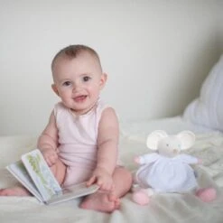 Doudou Poupée Caoutchouc Naturel & Coton Meiya La Souris Meiya & Alvin® 5 Doudou Poupée Caoutchouc Naturel & Coton Meiya La Souris Meiya & Alvin® -Doudou Bio Promos Boutique doudou poupee caoutchouc naturel coton meiya la souris meiya alvin 2