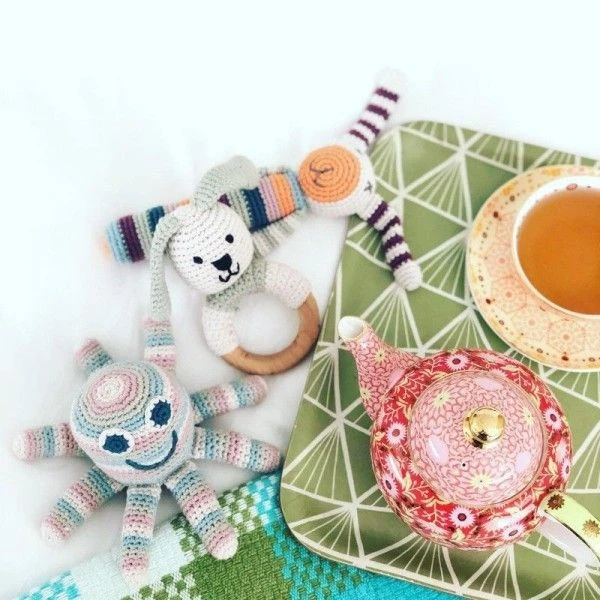 Hochet Poulpe Organic 15cm Pebble® Maille Crochet Coton Bio - Hochets Bébé Bio 2 Hochet Poulpe Organic 15cm Pebble® Maille Crochet Coton Bio - Hochets Bébé Bio – Image 2