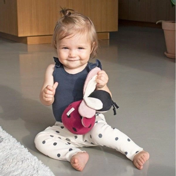 Jouet Bébé Culbuto Lullu La Coccinelle Filibabba®-Doudou Peluche Design Scandinave 5 Jouet Bébé Culbuto Lullu La Coccinelle Filibabba®-Doudou Peluche Design Scandinave – Image 5