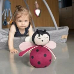 Jouet Bébé Culbuto Lullu La Coccinelle Filibabba®-Doudou Peluche Design Scandinave 13 Jouet Bébé Culbuto Lullu La Coccinelle Filibabba®-Doudou Peluche Design Scandinave -Doudou Bio Promos Boutique jouet bebe culbuto lullu la coccinelle filibabba doudou peluche design scandinave 5