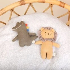 Mini Doudou Hochet éponge De Coton Bio Crocodile Casey 14cm Albetta® - Hochet Croco -Doudou Bio Promos Boutique mini doudou hochet eponge de coton bio crocodile casey albetta hochet croco 2