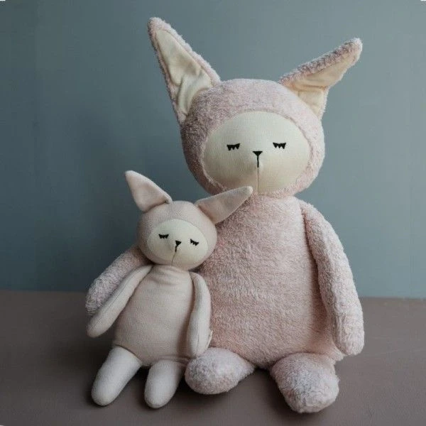 Peluche Big Buddy Bunny Rose Fabelab® 54cm Coton Bio GOTS -Ours Peluche Bio Tissu 2 Peluche Big Buddy Bunny Rose Fabelab® 54cm Coton Bio GOTS -Ours Peluche Bio Tissu – Image 2