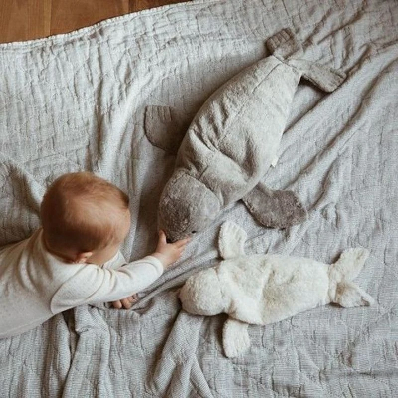 Peluche Bouillote Sèche Bébé Phoque Blanc Coton Bio 40 Cm Senger® - Bouillotte Bio Naturel Senger 3 Peluche Bouillote Sèche Bébé Phoque Blanc Coton Bio 40 Cm Senger® - Bouillotte Bio Naturel Senger – Image 3