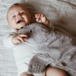 Peluche Bouillote Sèche Bébé Phoque Blanc Coton Bio 40 Cm Senger® - Bouillotte Bio Naturel Senger 9 Peluche Bouillote Sèche Bébé Phoque Blanc Coton Bio 40 Cm Senger® - Bouillotte Bio Naturel Senger -Doudou Bio Promos Boutique peluche bouillote seche bebe phoque blanc coton bio senger bouillotte bio naturel senger 3