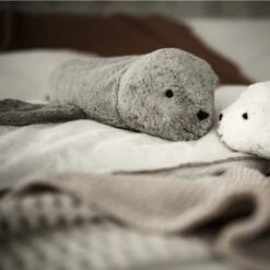 Peluche Bouillote Sèche Phoque Gris Coton Bio 40 Cm Senger® - Bouillotte Bio Naturel Senger 10 Peluche Bouillote Sèche Phoque Gris Coton Bio 40 Cm Senger® - Bouillotte Bio Naturel Senger -Doudou Bio Promos Boutique peluche bouillote seche phoque gris coton bio 40 cm senger bouillotte bio naturel senger 3