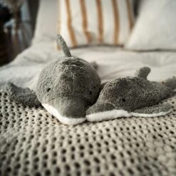 Peluche Bouillotte Dauphin Coton Bio 38 Cm Senger® - Bouillotte Sèche Bio 9 Peluche Bouillotte Dauphin Coton Bio 38 Cm Senger® - Bouillotte Sèche Bio -Doudou Bio Promos Boutique peluche bouillotte dauphin coton bio 38 cm senger bouillotte seche bio 3