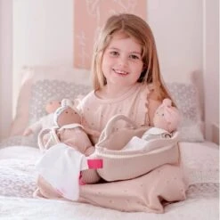 Poupée Bébé En Tissus Carry 25cm Set Couffin Tricoté Bonikka - Poupons -Doudou Bio Promos Boutique poupee bebe en tissus carry 25cm set couffin tricote bonikka poupons 4