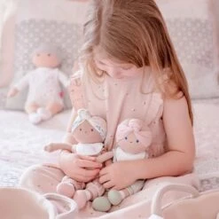 Poupée Bébé En Tissus Carry 25cm Set Couffin Tricoté Bonikka - Poupons -Doudou Bio Promos Boutique poupee bebe en tissus carry 25cm set couffin tricote bonikka poupons 5