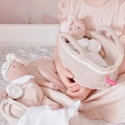 Poupée Bébé En Tissus Carry 25cm Set Couffin Tricoté Bonikka - Poupons -Doudou Bio Promos Boutique poupee bebe en tissus carry 25cm set couffin tricote bonikka poupons 6
