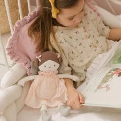 Poupée Chiffon Coton Bio Angelina Robe Mousseline Rose 33cm Bonikka - Poupée Bio -Doudou Bio Promos Boutique poupee chiffon coton bio angelina robe mousseline rose bonikka 4