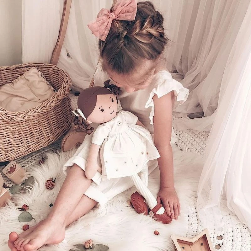 Poupée De Chiffons Aux Cheveux Bruns Cecilia En Robe De Lin Crème 42cm Bonikka - Grande Poupée 5 Poupée De Chiffons Aux Cheveux Bruns Cecilia En Robe De Lin Crème 42cm Bonikka - Grande Poupée – Image 5