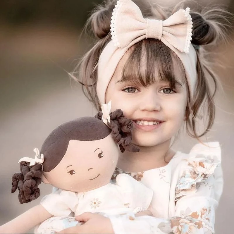 Poupée De Chiffons Aux Cheveux Bruns Cecilia En Robe De Lin Crème 42cm Bonikka - Grande Poupée 6 Poupée De Chiffons Aux Cheveux Bruns Cecilia En Robe De Lin Crème 42cm Bonikka - Grande Poupée – Image 6