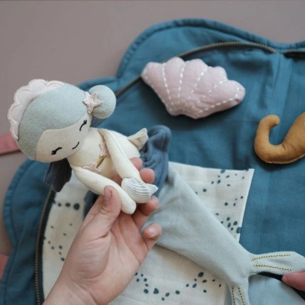 Poupée De Tissu Sirène Fabelab® 28 Cm Coton Bio GOTS- Jouet Bio Scandinave 2 Poupée De Tissu Sirène Fabelab® 28 Cm Coton Bio GOTS- Jouet Bio Scandinave – Image 2