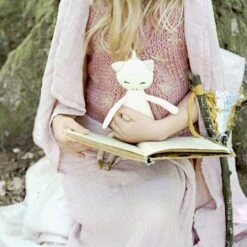 Poupée Hochet Fabelab® Licorne Merveilleuse 28 Cm Blanche Coton Bio GOTS- Jouet Bio Scandinave -Doudou Bio Promos Boutique poupee hochet fabelab licorne merveilleuse 28 cm blanche coton bio gots jouet bio scandinave 3