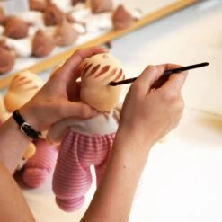 Poupée Waldorf Nanchen® Natur Poupon MOPS Coton Bio (Kba) Écrue & Vert 29 Cm - Poupée Bio 6 Poupée Waldorf Nanchen® Natur Poupon MOPS Coton Bio (Kba) Écrue & Vert 29 Cm - Poupée Bio -Doudou Bio Promos Boutique poupee waldorf nanchen natur poupon mops coton bio kba ecrue vert poupee bio 2