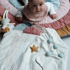 Tapis D'éveil & Activités Arc En Ciel Fabelab® Coton Bio GOTS- Jouet Bio Scandinave -Doudou Bio Promos Boutique tapis d eveil activites arc en ciel fabelab coton bio gots jouet bio scandinave 3